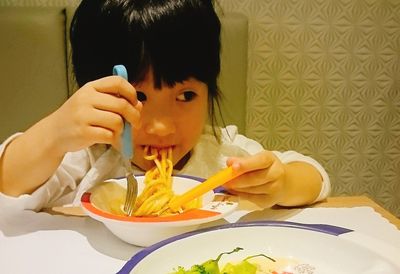 必看!店員老往小孩那側上菜? 兒童外食安全4點守則