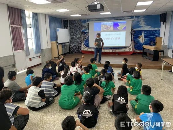 ▲向學童宣導飲用水觀念（圖／記者楊漢聲翻攝）
