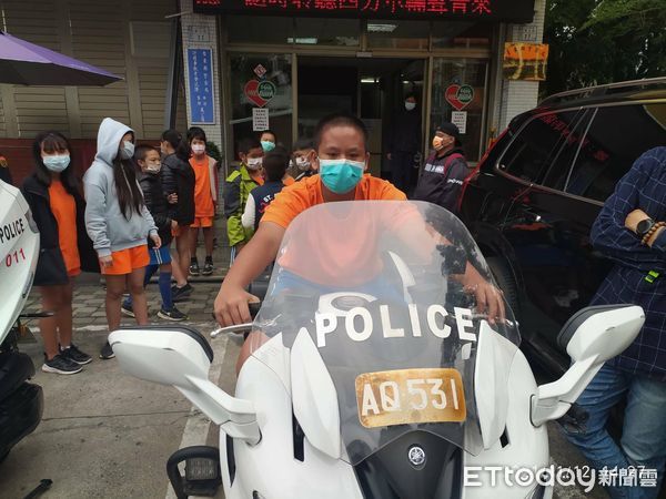 ▲學童試坐重型警用機車。（圖／記者楊漢聲翻攝）