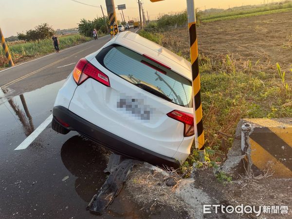 ▲台南市柳營區南69線與南70線的路上發生車禍火燒車案，造成自小貨車起火，駕駛人燒傷，自小客車側翻，女駕駛也有受傷，2人分別送醫救治。（圖／民眾提供，下同）