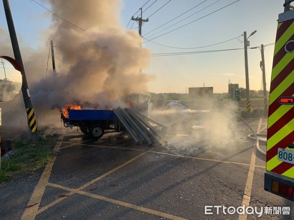 ▲台南市柳營區南69線與南70線的路上發生車禍火燒車案，造成自小貨車起火，駕駛人燒傷，自小客車側翻，女駕駛也有受傷，2人分別送醫救治。（圖／民眾提供，下同）