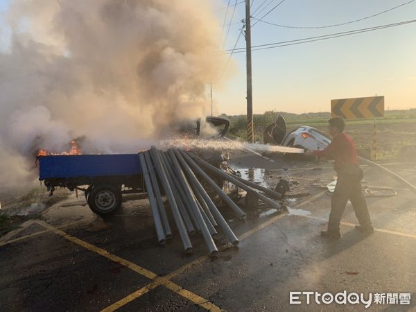 ▲台南市柳營區南69線與南70線的路上發生車禍火燒車案，造成自小貨車起火，駕駛人燒傷，自小客車側翻，女駕駛也有受傷，2人分別送醫救治。（圖／民眾提供，下同）