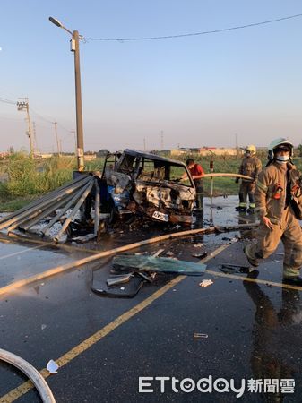 ▲台南市柳營區南69線與南70線的路上發生車禍火燒車案，造成自小貨車起火，駕駛人燒傷，自小客車側翻，女駕駛也有受傷，2人分別送醫救治。（圖／民眾提供，下同）