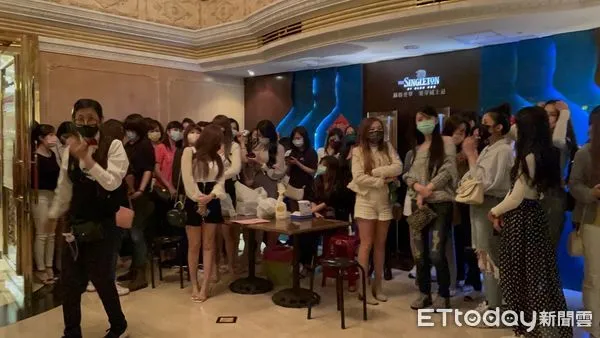 ▲八大復業首日，高雄市警方臨檢金芭黎舞廳             。（圖／記者吳奕靖攝）