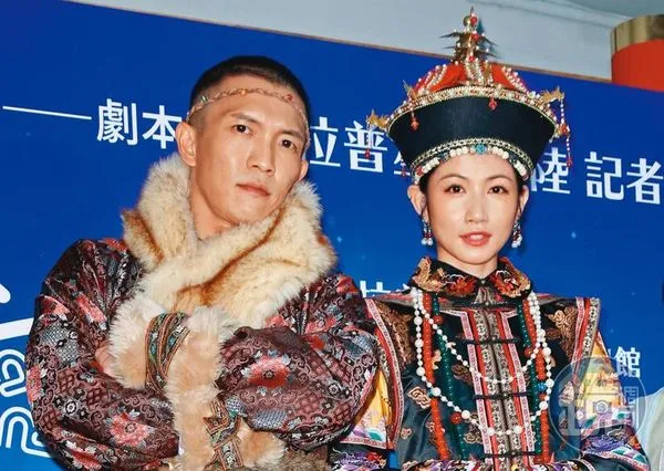李千那（右）在9月底出席一場活動，透露「身邊」有人在追求，沒想到那人就是身旁的黃尚禾（左）。