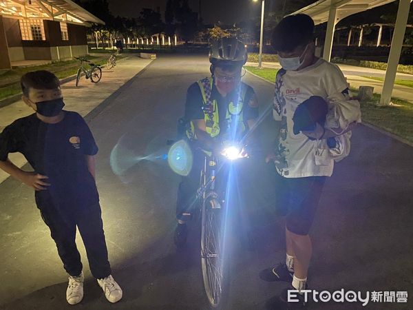 ▲屏東警分局騎自行車巡邏縣民公園           。（圖／記者陳崑福翻攝，以下同）