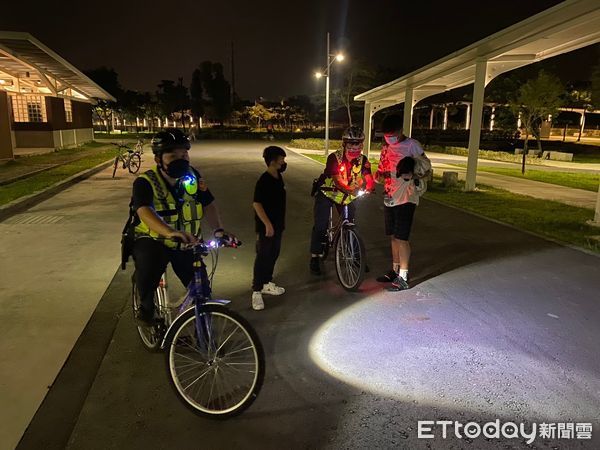 ▲屏東警分局騎自行車巡邏縣民公園           。（圖／記者陳崑福翻攝，以下同）