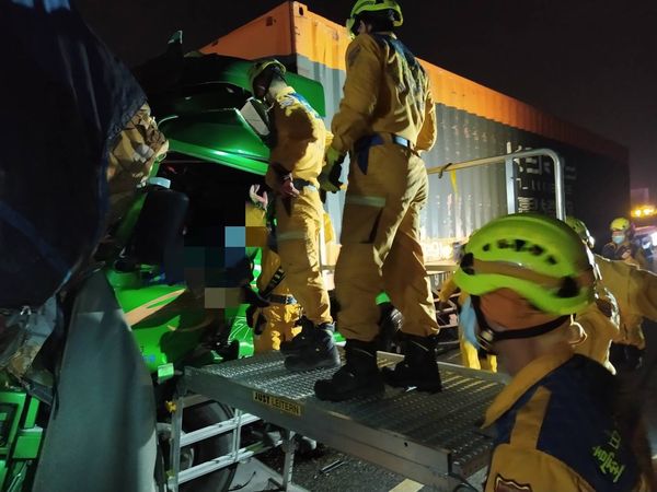 ▲▼國道北上台中段凌晨4車連環撞，1死1傷。（圖／民眾提供）