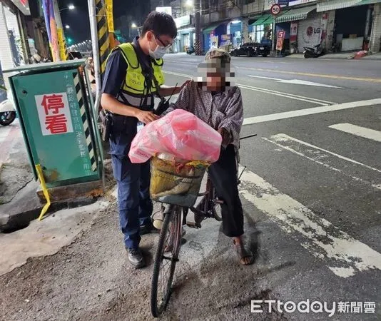 ▲東港警分局興龍派出所警員謝嘉勳、鍾智詮找到阿北家人，帶他回家            。（圖／記者陳崑福翻攝，以下同）