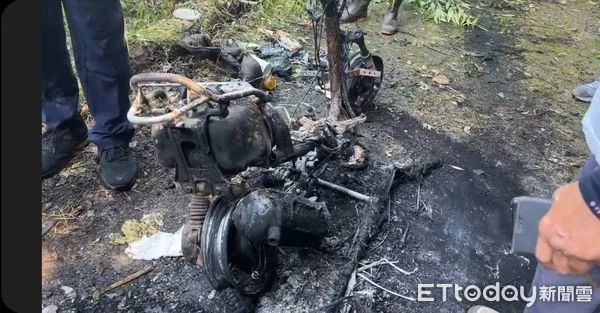 ▲被發現時已燒毀的機車。（圖／記者楊漢聲翻攝）