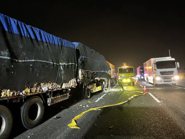 ▲▼國道北上台中段凌晨發生4車連環撞，其中1人被夾死。（圖／民眾提供）