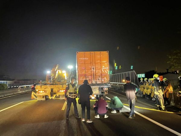 ▲▼國道北上台中段凌晨發生4車連環撞，其中1人被夾死。（圖／民眾提供）