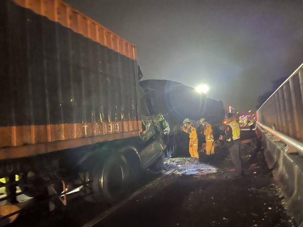 ▲▼國道北上台中段凌晨發生4車連環撞，其中1人被夾死。（圖／民眾提供）