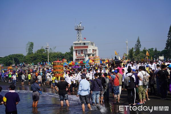 ▲南州鄉溪洲代天府「迎王平安祭典」17日登場，林邊海邊請水             。（圖／記者陳崑福翻攝，以下同）