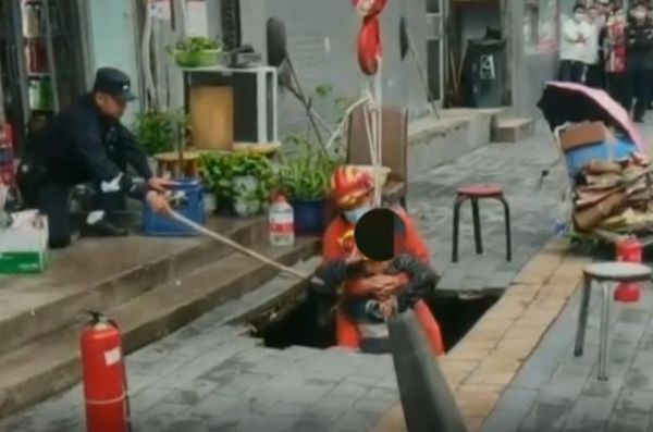 ▲北京一名83歲婆婆突遇路面塌陷，直接跌入4公尺深坑。（圖／翻攝北京青年報）