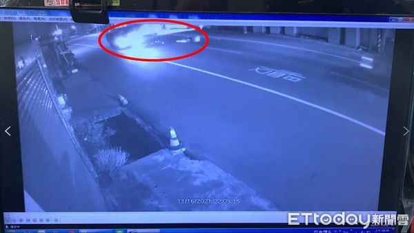 ▲▼彰化縣20歲騎士與小貨車擦撞後，人車滑向對向車道，一台休旅車閃避不及將人輾斃。（圖／民眾提供，下同）