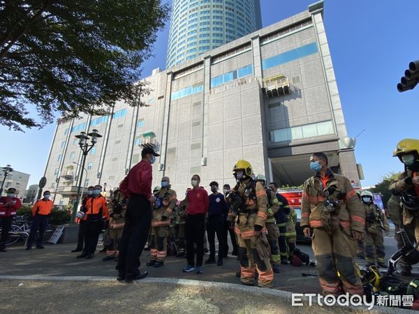 ▲台南市消防局第七大隊17日於香格里拉台南遠東國際大飯店，辦理「無線電通訊輔助設備暨緊急升降機操作訓練。（圖／記者林悅翻攝，下同）