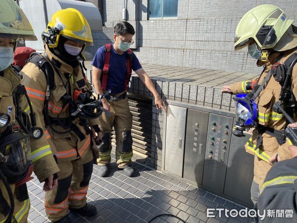 ▲台南市消防局第七大隊17日於香格里拉台南遠東國際大飯店，辦理「無線電通訊輔助設備暨緊急升降機操作訓練。（圖／記者林悅翻攝，下同）