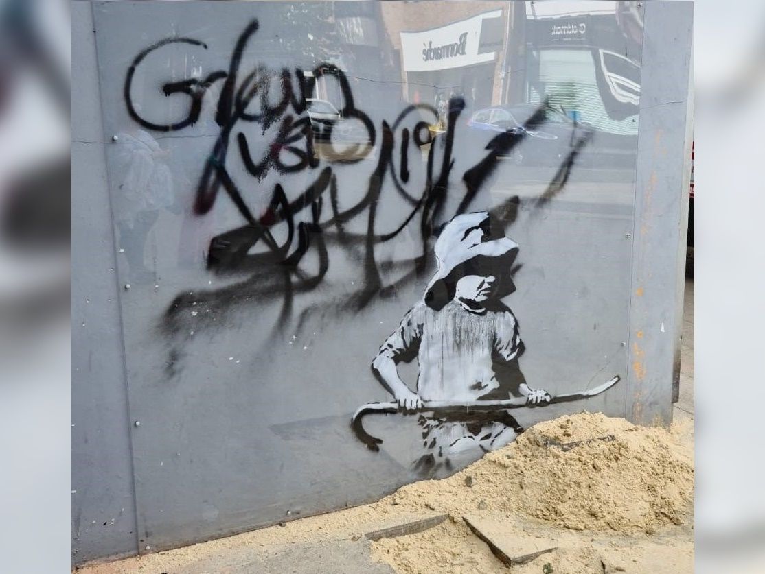 ▲▼塗鴉藝術家班克西（Banksy）在一棟建築物牆面進行創作，讓房價直飆至50萬英鎊。（圖／翻攝自臉書／East Suffolk Council）
