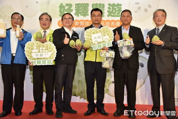 ▲台東立委劉櫂豪(左3)，邀請全民以行動力挺台東鳳梨釋迦。（圖／記者楊漢聲翻攝）