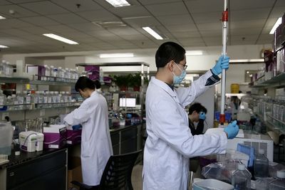 中國創新藥物研發量「超歐趕美」　彭博：挑戰西方主導地位