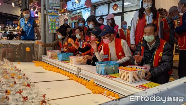 ▲逢甲夜市攤商串聯協助孤獨老人。（圖／華山基金會提供）