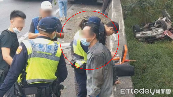 ▲陳男駕駛紅色小客車翻落邊坡，警消合力將他救出，但陳男表示自己無大礙而拒絕送醫。（圖／記者黃孟珍翻攝）