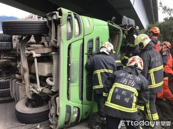 ▲▼三重聯結車翻覆，駕駛送醫身亡。（圖／記者陳豐德翻攝）