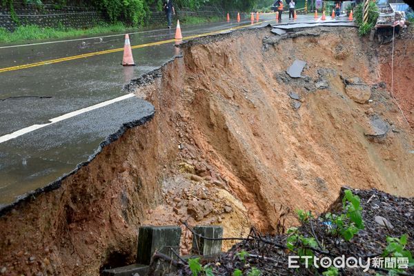 ▲彰化縣三芬路豪大雨崩塌出大窟窿。（圖／ETtoday資料照 彰化縣政府提供）