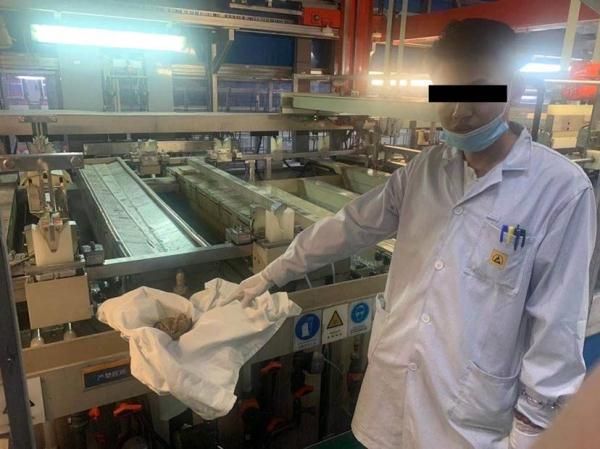 ▲上海一名張姓工人利用上夜班的時間，攜帶絲襪提取廠內容易中的黃金物質提煉變賣。（圖／翻攝光明網）