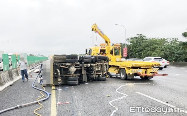 ▲中山高北上中壢路段18日下午發生水肥車翻覆意外，國一警方找來吊車到場處理。（圖／記者沈繼昌翻攝）