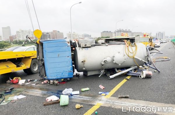 ▲中山高北上中壢路段18日下午發生水肥車翻覆意外，國一警方找來吊車將翻覆水肥車翻正拖離。（圖／記者沈繼昌翻攝）