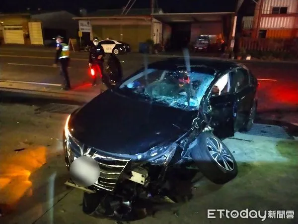 ▲2車擦撞，駕駛、乘客送醫檢查。（圖／記者楊漢聲翻攝）