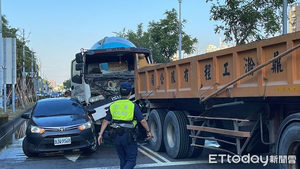 ▲▼剎車不及，水泥車猛撞砂石車。（圖／記者吳世龍攝）