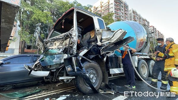 ▲▼剎車不及，水泥車猛撞砂石車。（圖／記者吳世龍攝）