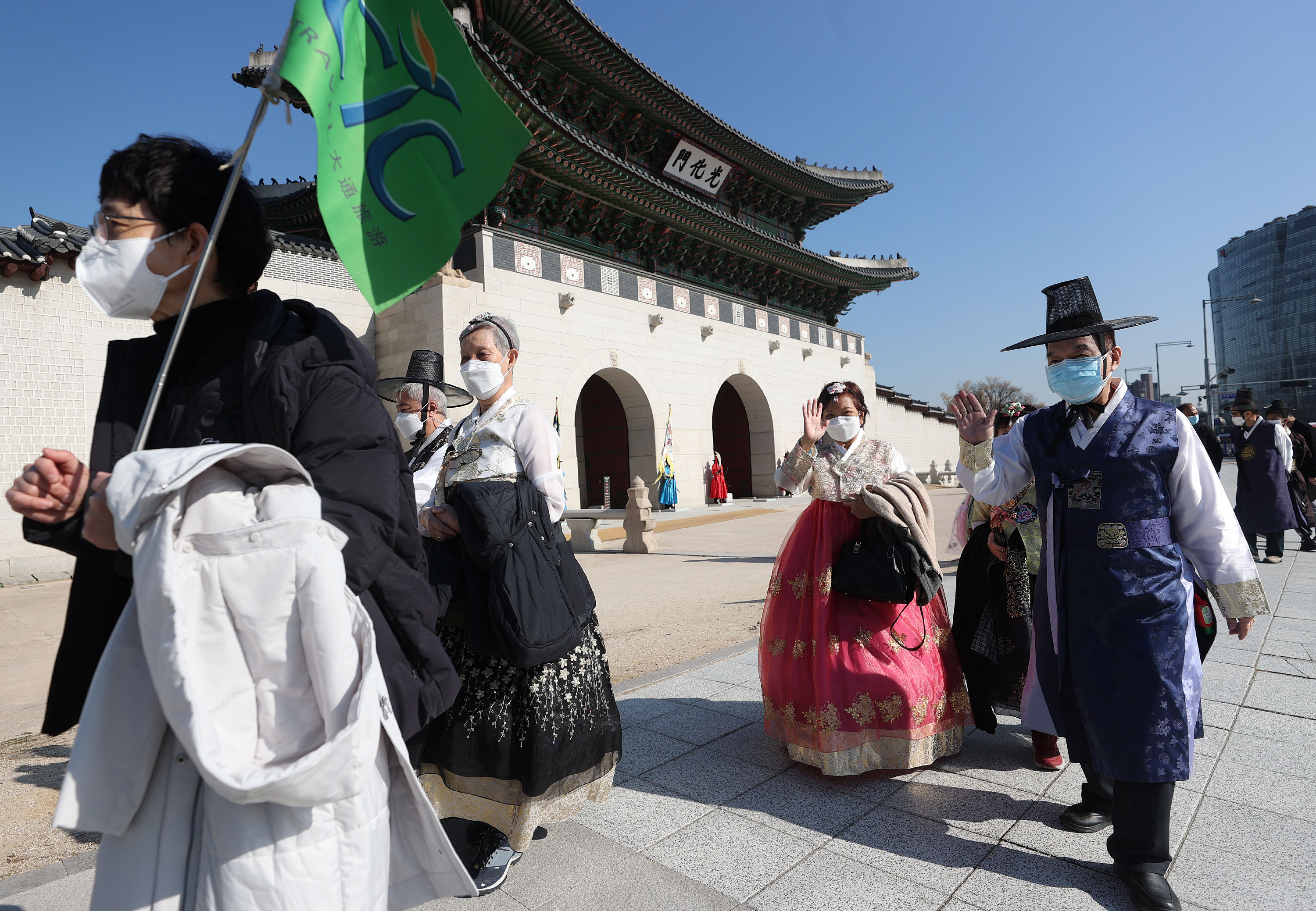 ▲▼南韓、新加坡簽署實施「旅遊泡泡」政策，新加坡遊客身穿韓服來到光化門。（圖／達志影像）