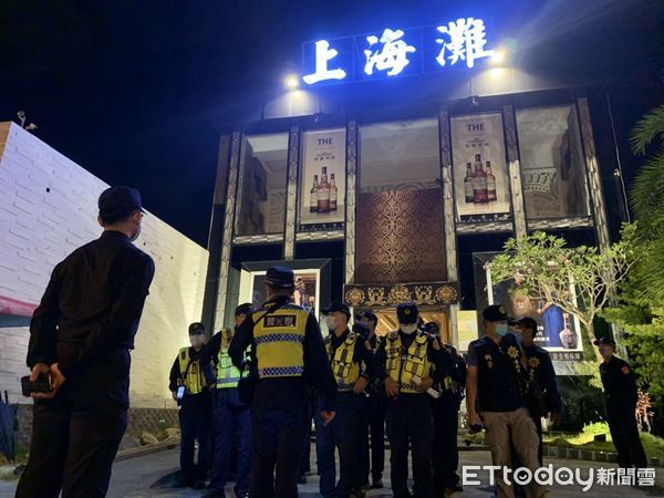 ▲台南市警四分局18日晚上動員優勢警力實施臨檢舞廳、酒店，避免解封的特種營業場所成為治安隱憂。（圖／記者林悅翻攝，下同）