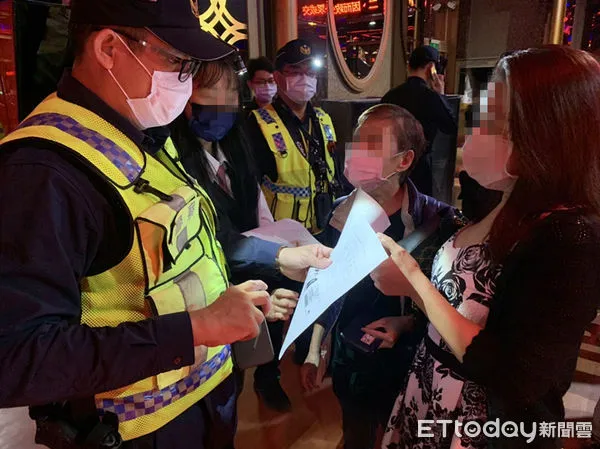 ▲台南市警四分局18日晚上動員優勢警力實施臨檢舞廳、酒店，避免解封的特種營業場所成為治安隱憂。（圖／記者林悅翻攝，下同）