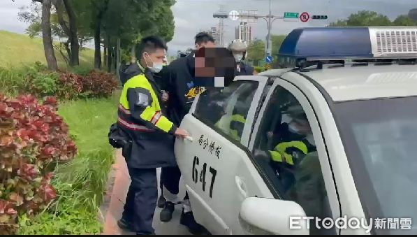 ▲▼王男因行車糾紛竟倒車衝撞夫妻檔還街頭亮刀遭警方壓制。（圖／記者陳豐德翻攝）