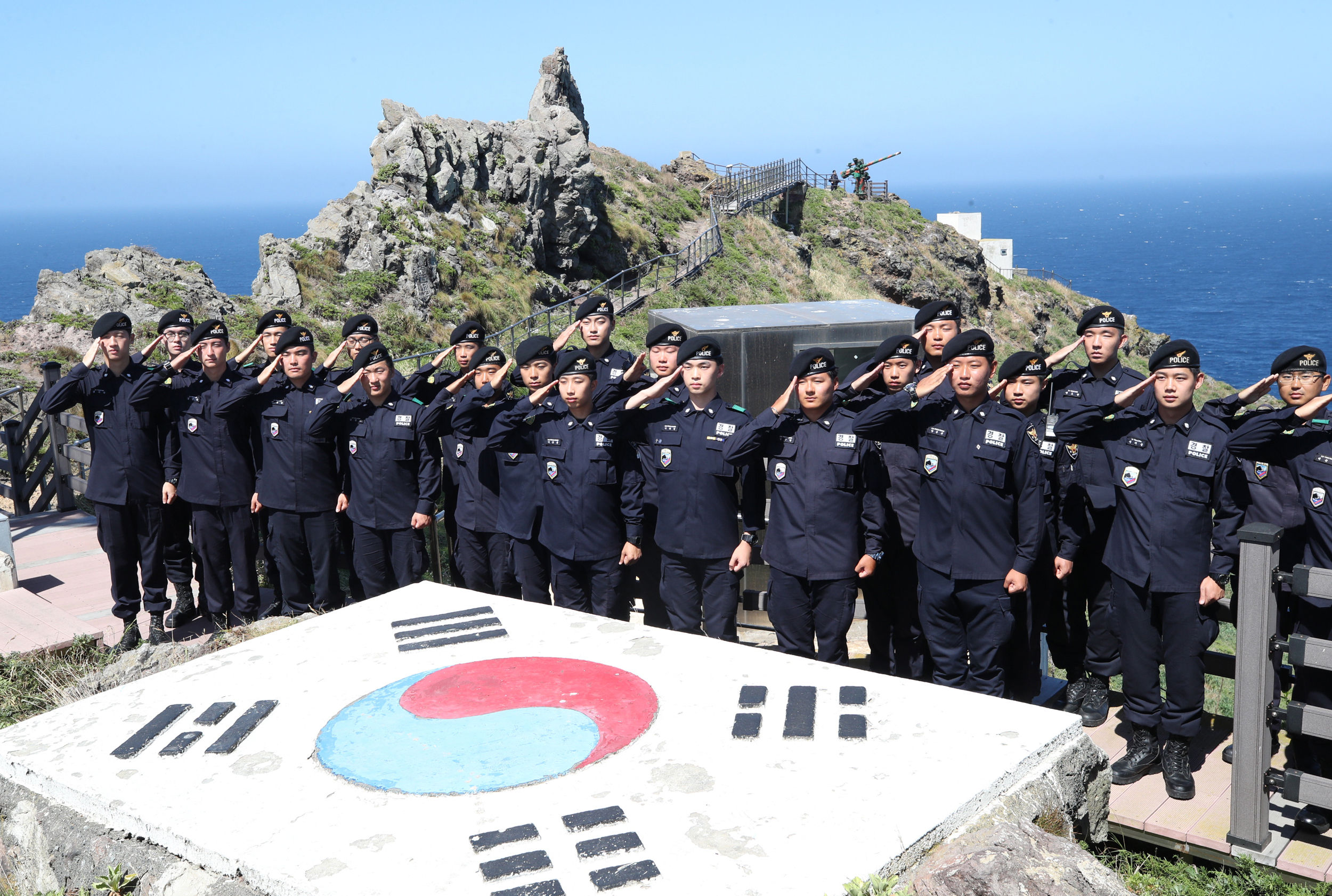▲▼南韓海警隊員於2019年8月14日光復節前夕在獨島向國旗致敬。（圖／達志影像）