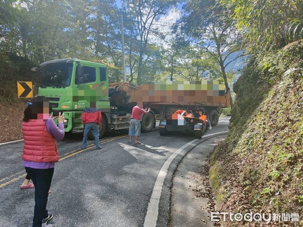 ▲▼       跑車台8線衝進砂石車底，車頭毀損      。（圖／記者柯政誟翻攝）