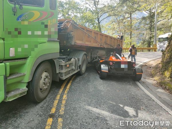 ▲▼       跑車台8線衝進砂石車底，車頭毀損      。（圖／記者柯政誟翻攝）