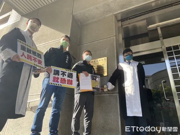 ▲▼新北市議員張志豪19日下午偕同律師一起到新北地檢署按鈴告發黃士修涉嫌恐嚇。（圖／記者陳豐德翻攝）