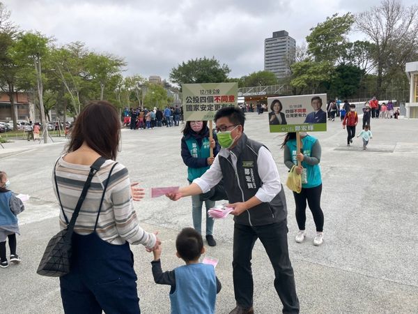 ▲▼鄭宏輝上街頭向民眾宣講四大公投。（圖／鄭宏輝辦公室提供）