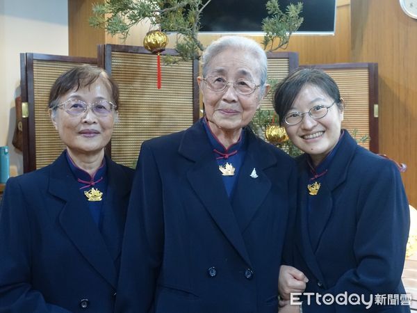 ▲▼90歲的賴楊素梅投入慈濟40多年，她的女兒、外孫女都是慈濟志工。（圖／慈濟基金會提供）