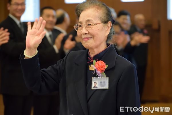 ▲▼90歲的賴楊素梅投入慈濟40多年，她的女兒、外孫女都是慈濟志工。（圖／慈濟基金會提供）