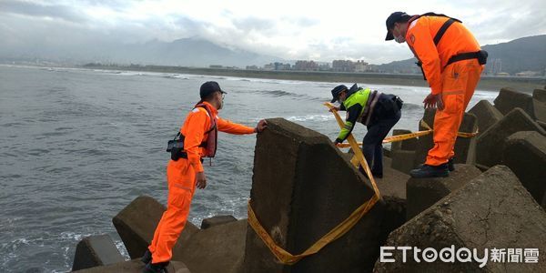 ▲▼台北港消波塊內驚見海流屍。（圖／記者陳豐德翻攝）