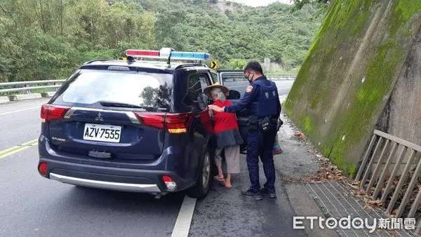 ▲員警將老婦攙扶至巡邏車上。（圖／記者楊漢聲翻攝）
