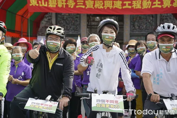 ▲立委陳亭妃「騎」動公投宣傳鐵馬隊，20日週六第二站來到東山碧軒寺集合，立委蔡易餘現身陪騎。（圖／記者林悅翻攝，下同）