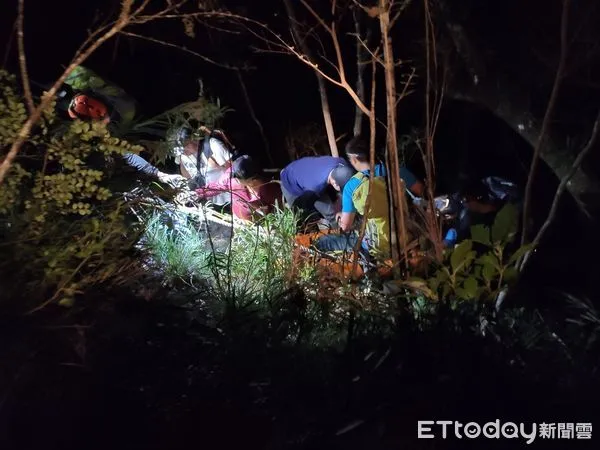 ▲將患者搬運送醫。（圖／記者楊漢聲翻攝）